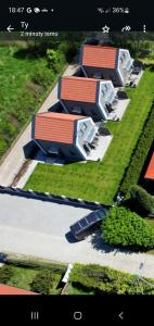 einen Blick über ein Gebäude mit Bäumen und Sträuchern in der Unterkunft Solo na wyspie, blisko morza Sobieszewo in Danzig