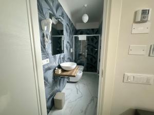 a bathroom with a sink and a toilet in a room at Casa MarFe in Grottaglie