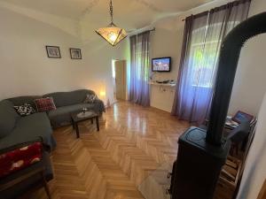 Televízia a/alebo spoločenská miestnosť v ubytovaní Hacienda Avoxa