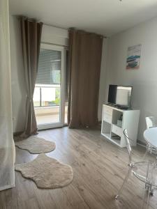 TV a/nebo společenská místnost v ubytování Ruby's Home