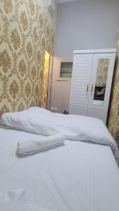 ドバイにあるEmirates Apartments Room Capsulesの白いベッドと窓のある寝室