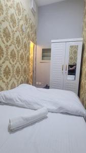 ドバイにあるEmirates Apartments Room Capsulesの白いベッドと窓のある寝室