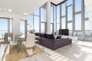 een woonkamer met een paarse bank en een tafel bij Penthouse With The Best Views! in Barcelona