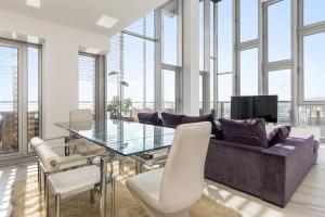 een woonkamer met een glazen tafel en een paarse bank bij Penthouse With The Best Views! in Barcelona