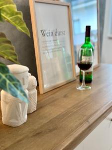 a bottle of wine and a glass on a counter at Familie oder beruflich - 2 Schlafzimmer - 3 Betten - Geräumig - Küche - Gemütlich in Bad Lippspringe