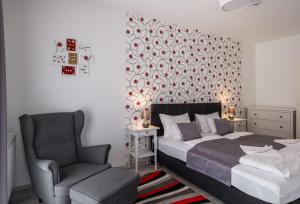 A bed or beds in a room at Aranymandula apartmanok