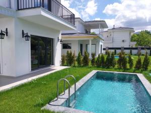 a house with a swimming pool in the yard at Orkide Sapanca in Sapanca