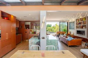 una cucina e un soggiorno con una grande finestra di Magnifique Villa avec Jardin et Piscine proche Paris - Sèvres a Sèvres