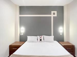 Un dormitorio con una cama grande con una cruz encima. en Best Location, Pristine, Secure, Newly Renovated, en Sayulita