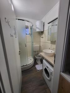 Kúpeľňa v ubytovaní Studio apartman Diklo