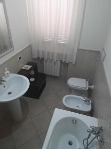 Bilik mandi di Casa monte cimino +21 gambar