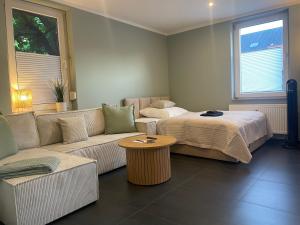 Postel nebo postele na pokoji v ubytování LIGHTPLACE • Größere Gruppen • 4 Einzelzimmer • Boxspring • Smart TV • Biergarten • Restaurant