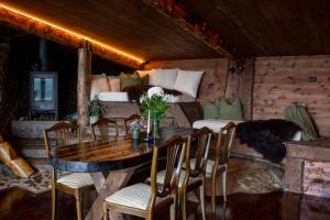 a room with a table and chairs and a bed at GapaLux ved Hammervatnet in Levanger