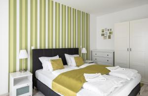 A bed or beds in a room at Aranymandula apartmanok