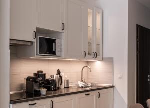 A kitchen or kitchenette at Aranymandula apartmanok