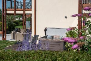 A garden outside Aranymandula apartmanok