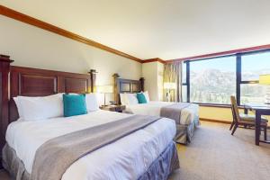 En eller flere senge i et værelse på Resort at Squaw Creek's 806 & 808 + 28 billeder