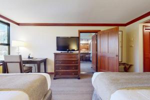 Et tv og/eller underholdning på Resort at Squaw Creek's 806 & 808