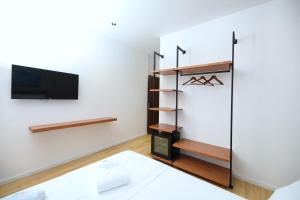 Postel nebo postele na pokoji v ubytování Mezzanine Bay