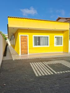 カボ・フリオにあるCasas Recanto do Peróの黄色い家
