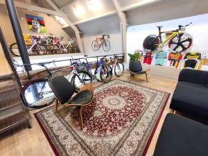 a room with bikes on the wall and a rug at Flandrien Hotel in Brakel