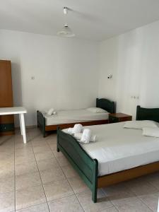 Postel nebo postele na pokoji v ubytování SIROS HOTEL