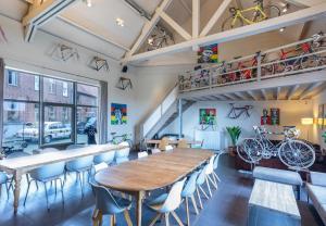 a dining room with a table and chairs at Flandrien Hotel in Brakel