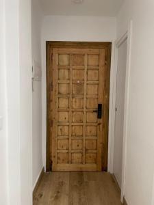 een lege hal met een houten deur in een kamer bij Apartamento Granadella in Platja de l'Arenal