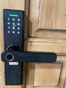 een zwarte afstandsbediening aan een houten deur bij Apartamento Granadella in Platja de l'Arenal +5 foto's
