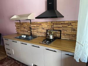 Köök või kööginurk majutusasutuses Guest House Nana