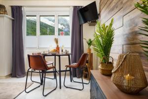 TV a/nebo společenská místnost v ubytování Helles, Chalet-Stil Apartment mit Allalinblick