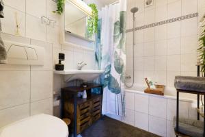 Koupelna v ubytování Helles, Chalet-Stil Apartment mit Allalinblick + 17 fotografií