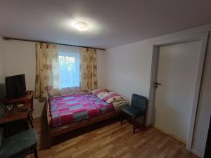 Afbeelding uit fotogalerij van Krzyże Info - Noclegi, pokoje z Basenem in Krzyże