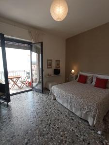 una camera da letto con un letto e una porta scorrevole in vetro di MyHouse a Olbia