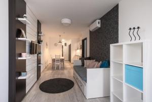 A kitchen or kitchenette at Aranymandula apartmanok