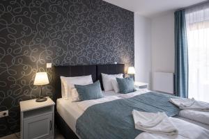 A bed or beds in a room at Aranymandula apartmanok