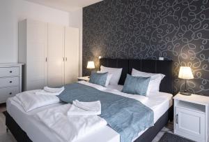 A bed or beds in a room at Aranymandula apartmanok