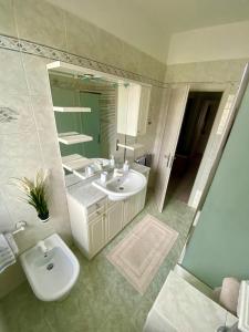 Ένα μπάνιο στο Laura's House