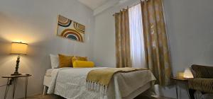 ein Schlafzimmer mit einem Bett und einem Fenster in der Unterkunft Kaye Sace Terrace in Castries