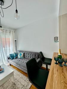 ein Wohnzimmer mit Sofa und Tisch in der Unterkunft O Lar de Raxó in Raxo