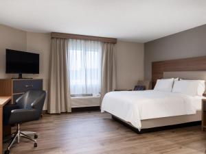 Postel nebo postele na pokoji v ubytování Candlewood Suites Rockford by IHG