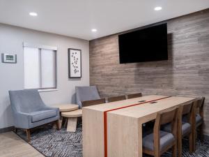 TV a/nebo společenská místnost v ubytování Candlewood Suites Rockford by IHG
