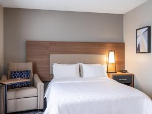 Postel nebo postele na pokoji v ubytování Candlewood Suites Rockford by IHG