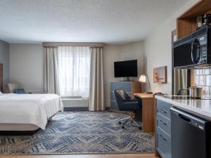 TV a/nebo společenská místnost v ubytování Candlewood Suites Rockford by IHG