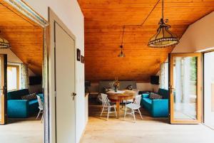 a room with a table and chairs and a dining room at Apartamenty Cichy Kącik in Szymbark