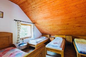 a room with two beds and a window in a cabin at Apartamenty Cichy Kącik in Szymbark