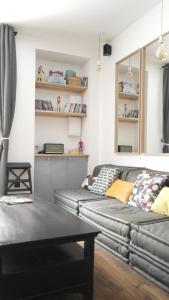 a living room with two leather couches and a table at Et Pop Et Chic, la maison ! in Poitiers