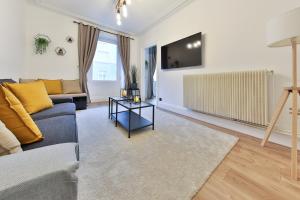 ミュルーズにあるModerne et spacieux, près du centre de Mulhouseのソファとテレビのあるリビングルーム