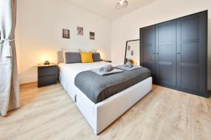 ミュルーズにあるModerne et spacieux, près du centre de Mulhouseのベッドルーム1室(大型ベッド1台付)