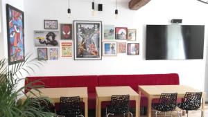 a room with a red couch and tables and pictures at Et Pop Et Chic, la maison ! in Poitiers